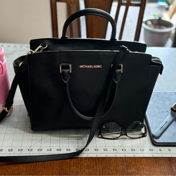 Coach purse, black, medium size - Picture 1 of 7